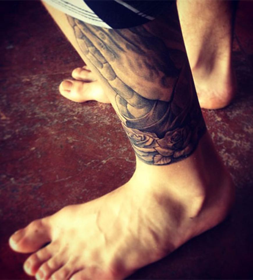 Drei rote Rosen schließen nun sein anderes Tattoo, betende Hände, an seinem linken Fußgelenk ab. Und dabei hatte er sich erst Anfang Dezember 2012 eine Eule stechen lassen. Welcher Star ist so tattoo-süchtig?
