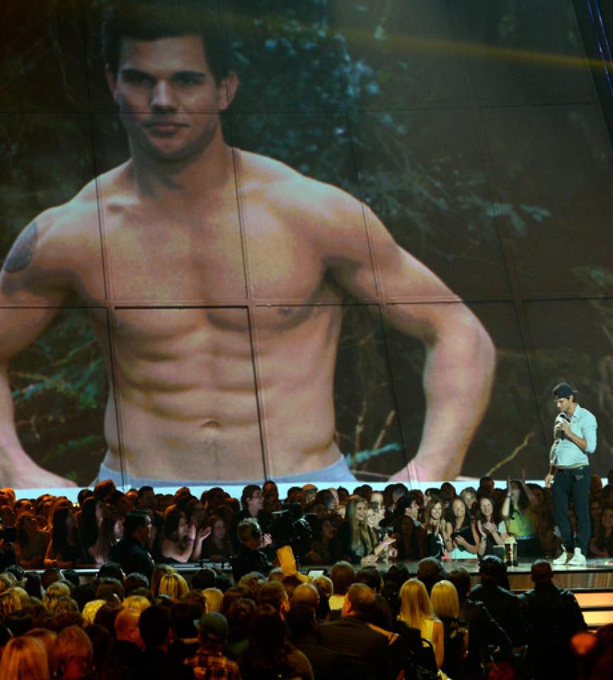 Sexy Sixpack: Taylor Lautner brachte die Menge mit dieser Aufnahme zum Toben und holte sich damit sogar eine Trophäe. In der Kategorie