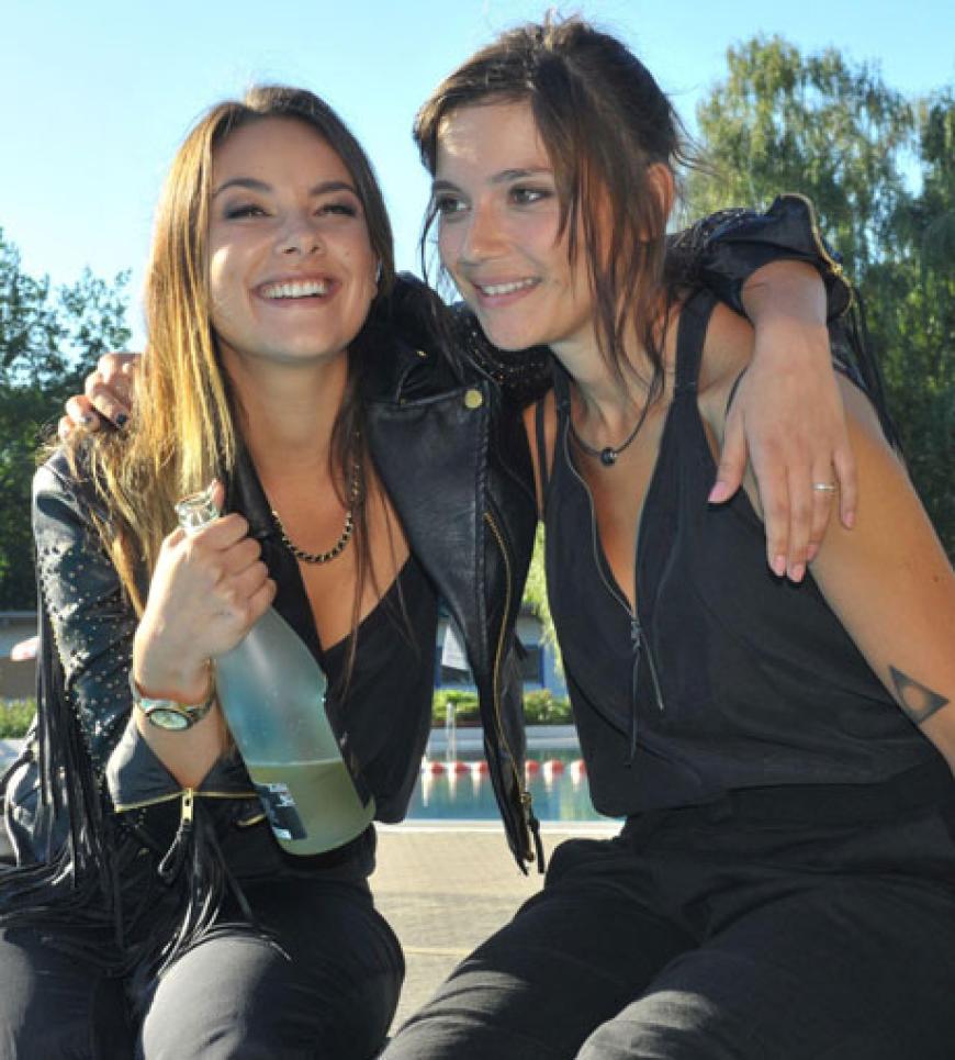 Jasmin (Janina Uhse, l.) und Anni (Linda Marlen Runge) ziehen
durch die Straßen von Berlin...