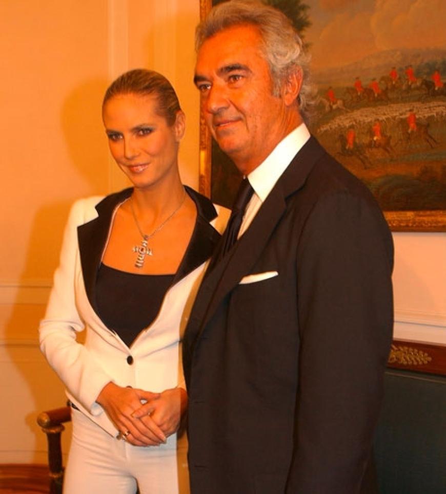 Im Oktober 2003 besuchten sie eine Benefizgala zugunsten der Deutschen Kinder- und Jugendstiftung im Berliner Schloss Bellevue
