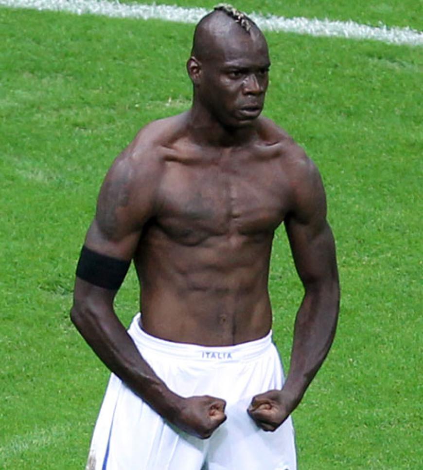 Unvergessen: Mario Balotelli (Italien) zeigt seinen stählernen Körper auf dem Rasen