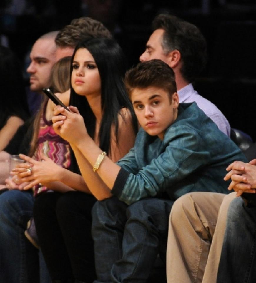 Es hat sich ausgebiebert! Selena Gomez verlässt Justin Bieber. 2013 verbrachte er bis auf ein paar geheime Treffen ohne sie und geriet außer Rand und Band, während Selena sich um ihre Karriere kümmert´