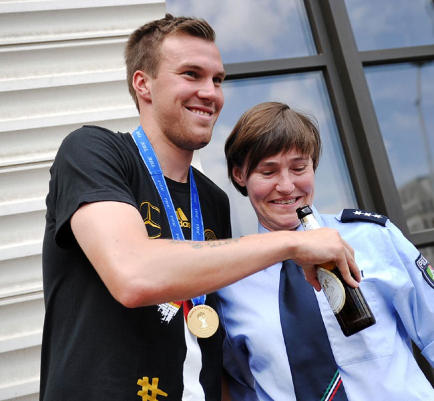 Ein Schluck Bier: Kevin Großkreutz mit einer Polizistin