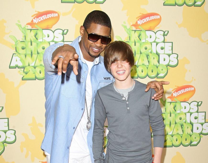 Justin Bieber - ein Star ist geboren. Dies ist eins der ersten öffentlichen Bilder von Justin und seinem Förderer Usher. Der RnB-Star sah Videos des damals 13-Jährigen auf YouTube und bot ihm einen Vertrag an. Interessant: Auch Justin Timberlake wollte den talentierten Jungen unter Vertrag nehmen