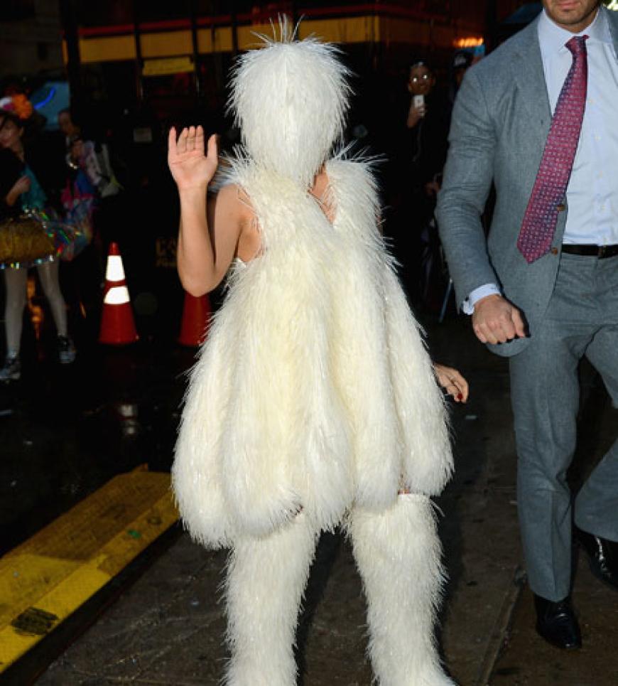 Ein Yeti in New York City. Gaga im ganz Körper Fell-Look. Ob sie durch den Vorhang überhaupt noch irgendetwas sehen kann?
