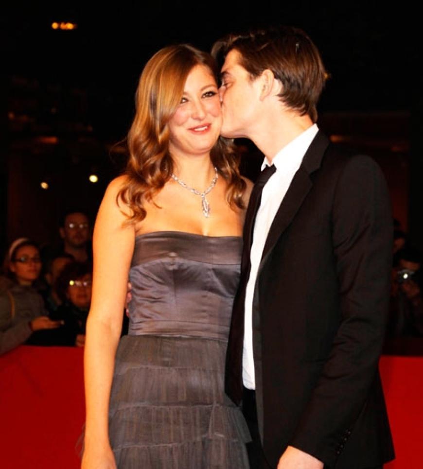 Alexandra Maria Lara zeigte sich wie frisch verliebt mit ihrem Ehemann Sam Riley. Die beiden haben erst vor zwei Monaten heimlich geheiratet