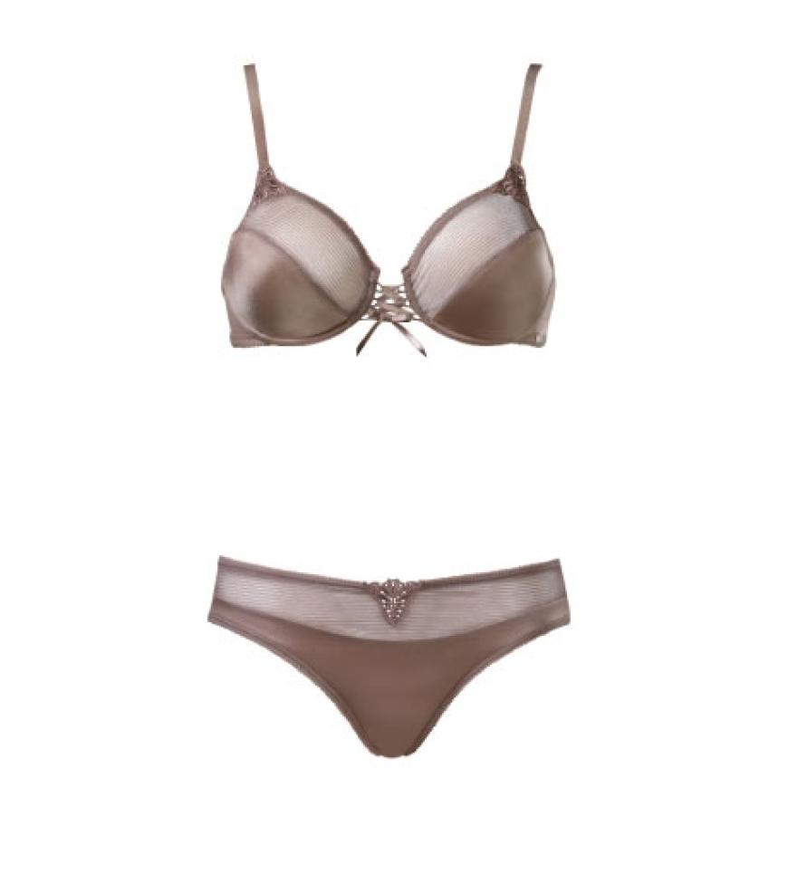 Detailverliebt im Materialmix von Triumph, BH ca. 35 Euro, Slip ca. 20 Euro
