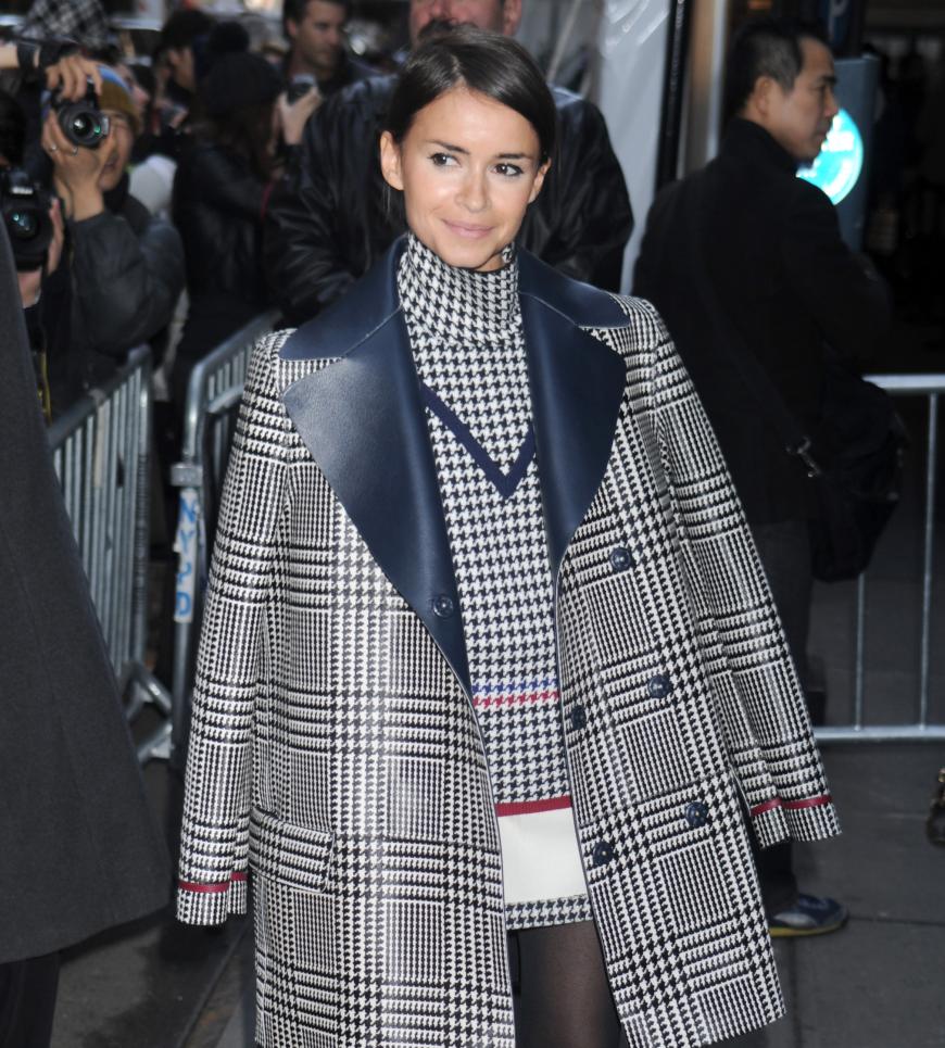Kein Wunder, dass Miroslava Duma nicht mehr für die russische Harper's Bazaar tätig ist. Durch diesen wilden Mix aus Hahnentritt- und Glencheckmuster könnte man sie glatt mit einer Bildstörung im Fernsehen verwechseln.