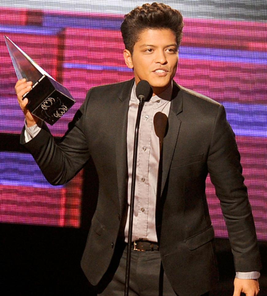 Bruno Mars bedankt sich für seine Trophäe