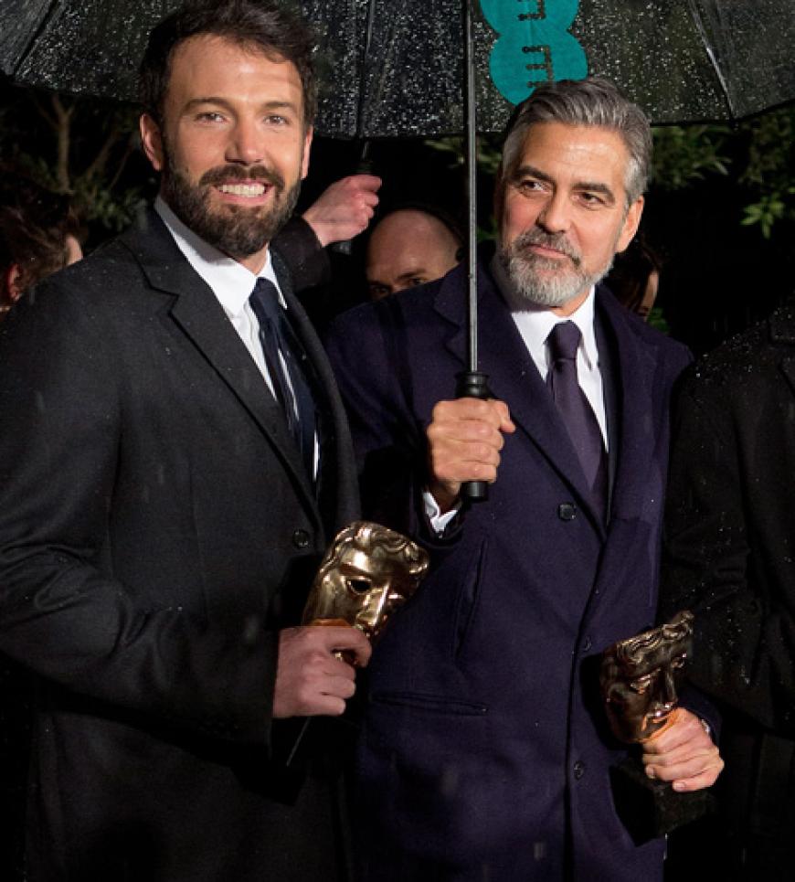George Clooney macht den Schirmträger für seinen Kumpel Ben Affleck