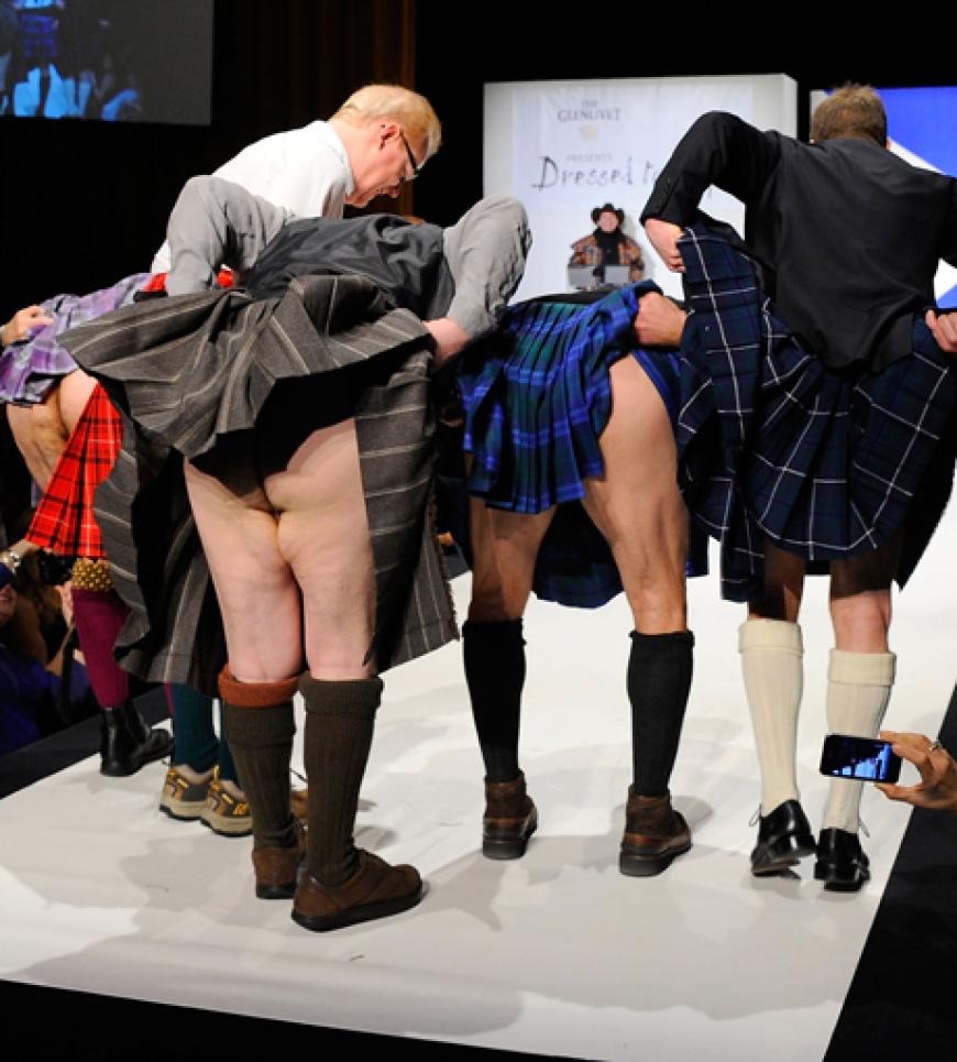 Ooops! Bei ihrem Lauf über den Catwalk zogen die Schauspieler Chris Noth und Kiefer Sutherland blank. Sehr zum Spaß der Zuschauer