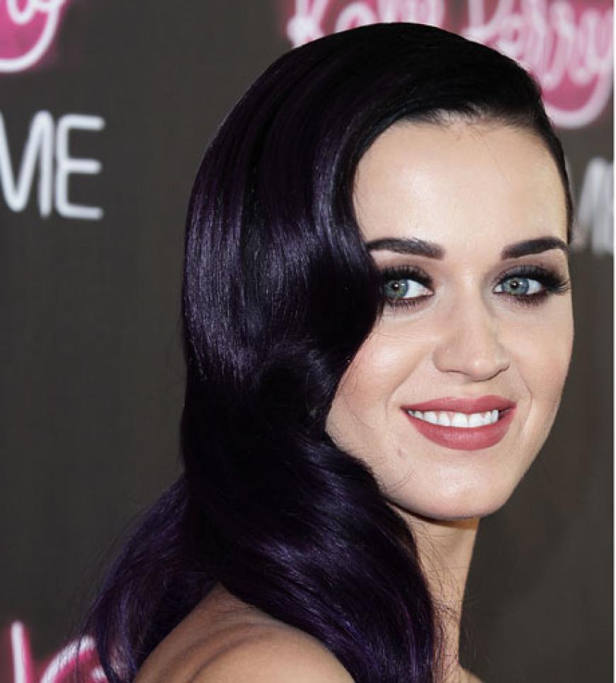 Katy Perry hat ihren ganz eigenen Kopf. So trägt sie neuerdings rabenschwarzes Haar mit einem violetten Schimmer. Wow!