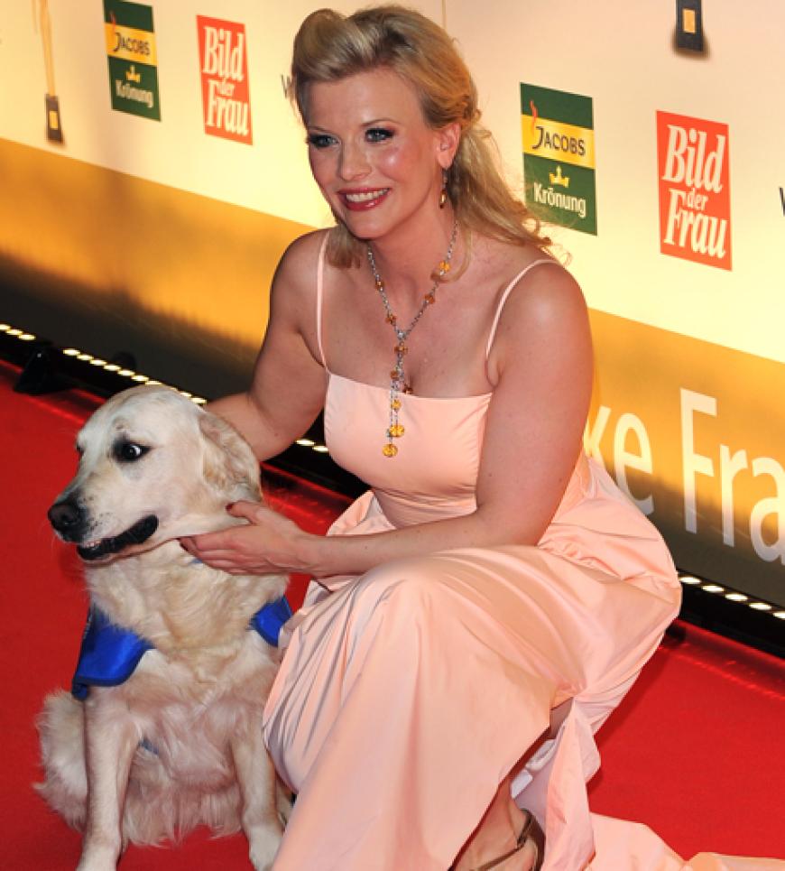 Schauspielerin Eva Habermann posiert mit dem FuÌhrhund einer Preisträgerin