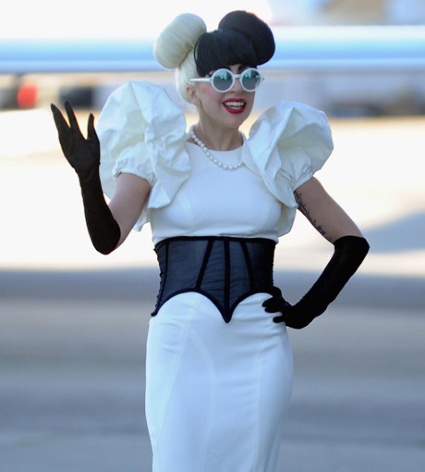 Wie zum Beispiel hier bei ihrer Ankunft in Japan. Ob sie ihre Inspiration für dieses Outfit wohl bei Mickey Mouse geholt hat?