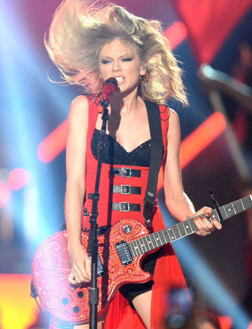 Coole Show: bei den diesjährigen Country Music Awards am 5. Juni 2013, rockte Country-Girl Taylor Swift die Bühne