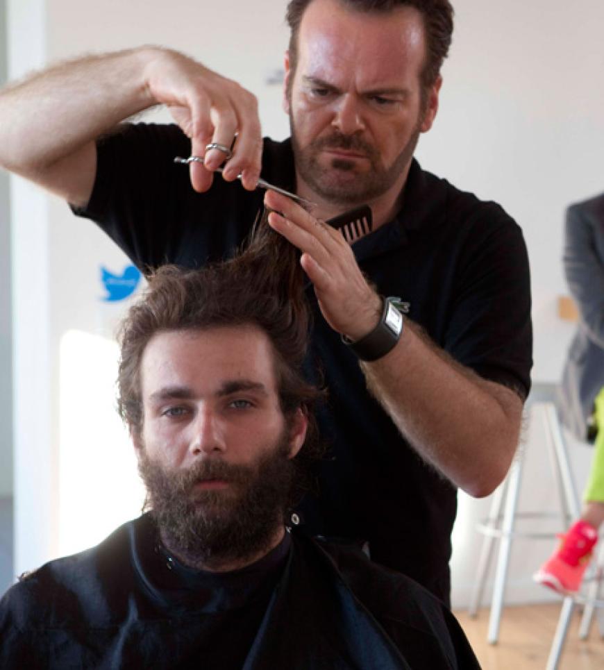 ... und auch die Schere musste ran. Bart und Haare mussten ab!