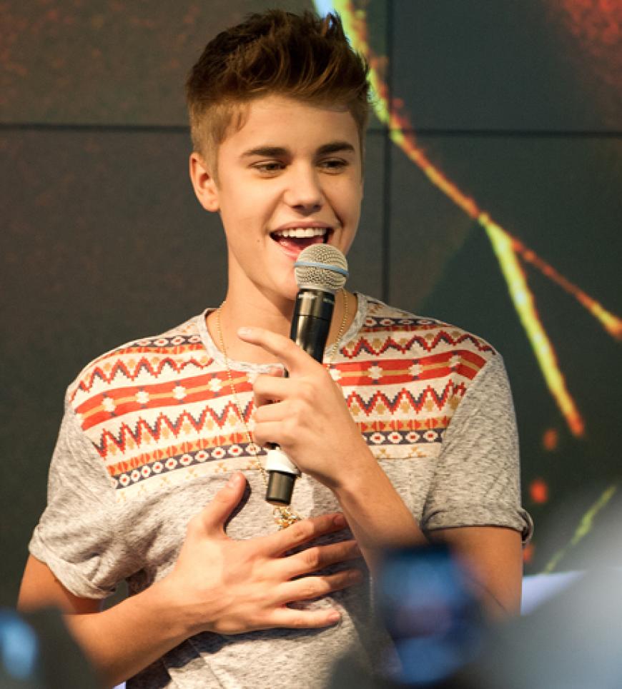Es ist: Justin Bieber! Der Teeniestar hat sich eine Eule auf seinen linken Unterarm tätowieren lassen