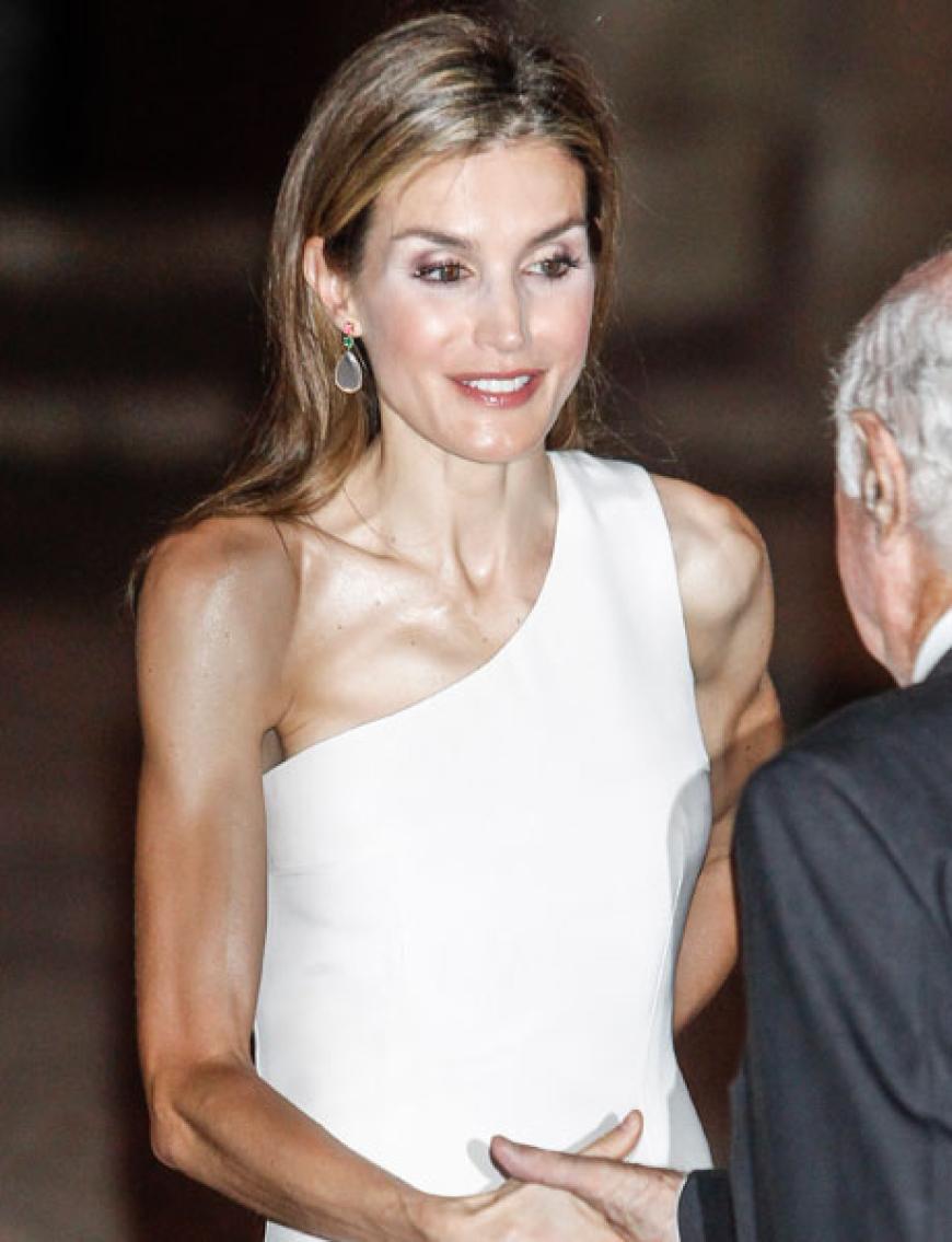 Erschreckend knochig! Wird der Druck auf Königin Letizia von Spanien zu viel? Anfang August 2014 ist sie extrem ausgemergelt