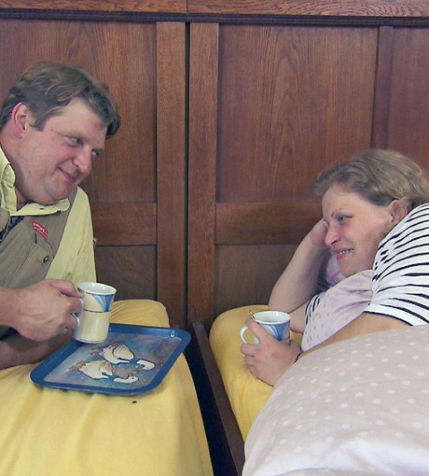 Kurt weckt Reiseverkehrskauffrau Sonja mit frischen Kaffee, den er ihr ans Bett bringt. Kurt: âIch freue mich jeden Morgen wieder aufs Neue, sie hier zu sehen und es ist mir auch wichtig, dass sie sich hier gut aufgehoben fühlt