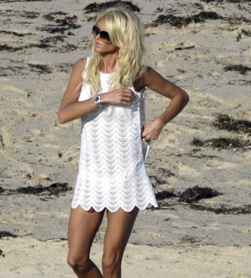 Ganz allein sonnte sich hingegen das schwedische Model Victoria Silvstedt am Strand von St. Barth