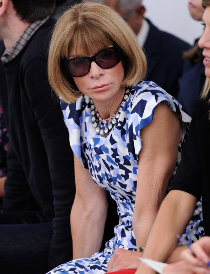 Anna Wintour guckt sich mit strenger Miene die Kollektion von Derek Lam an