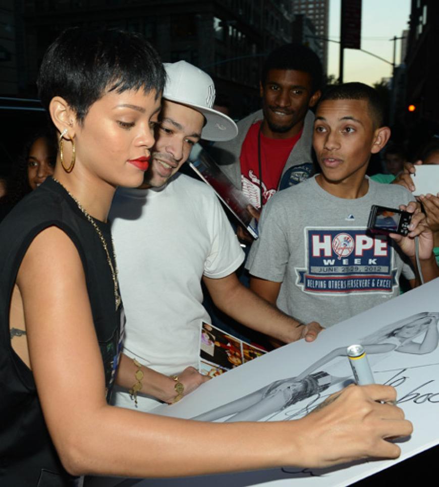 Rihanna signiert vor ihrem Hotel in Soho, New York, Poster ihrer Fans