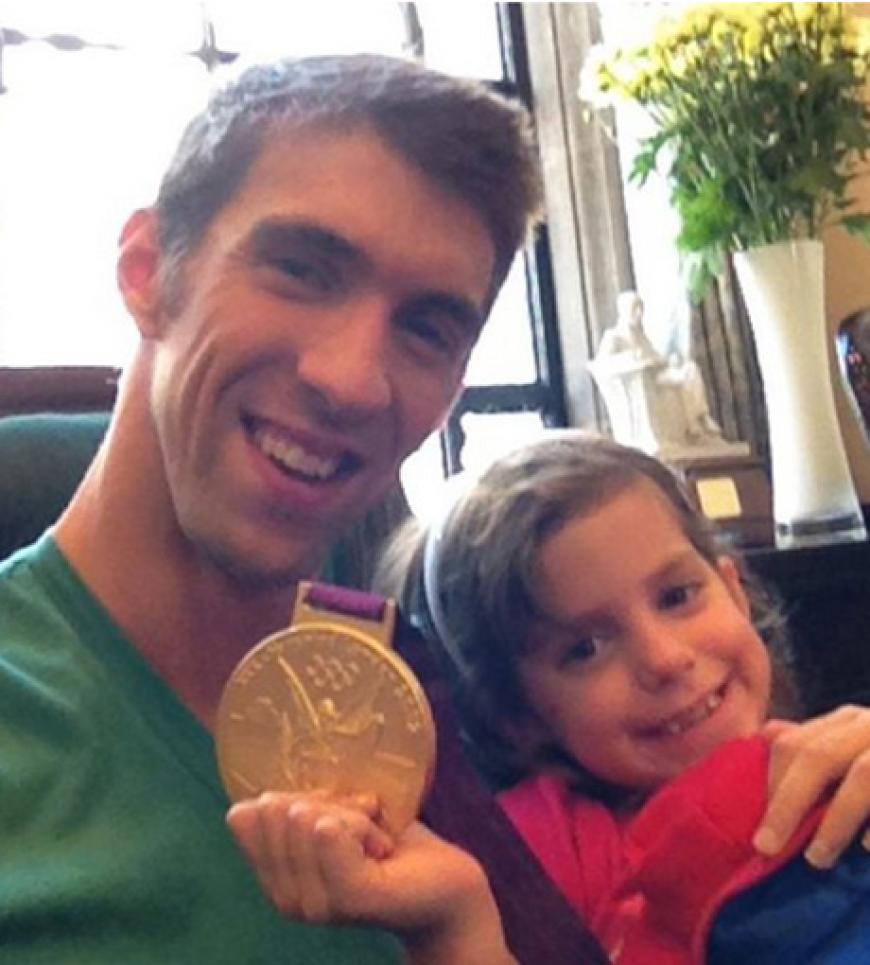 Er ist der Superstar der Olympischen Spiele 2012 in London: Seine Goldmedaille feierte der Schwimmstar mit seiner Nichte und postete das Foto direkt auf Twitter. Glückwunsch!
