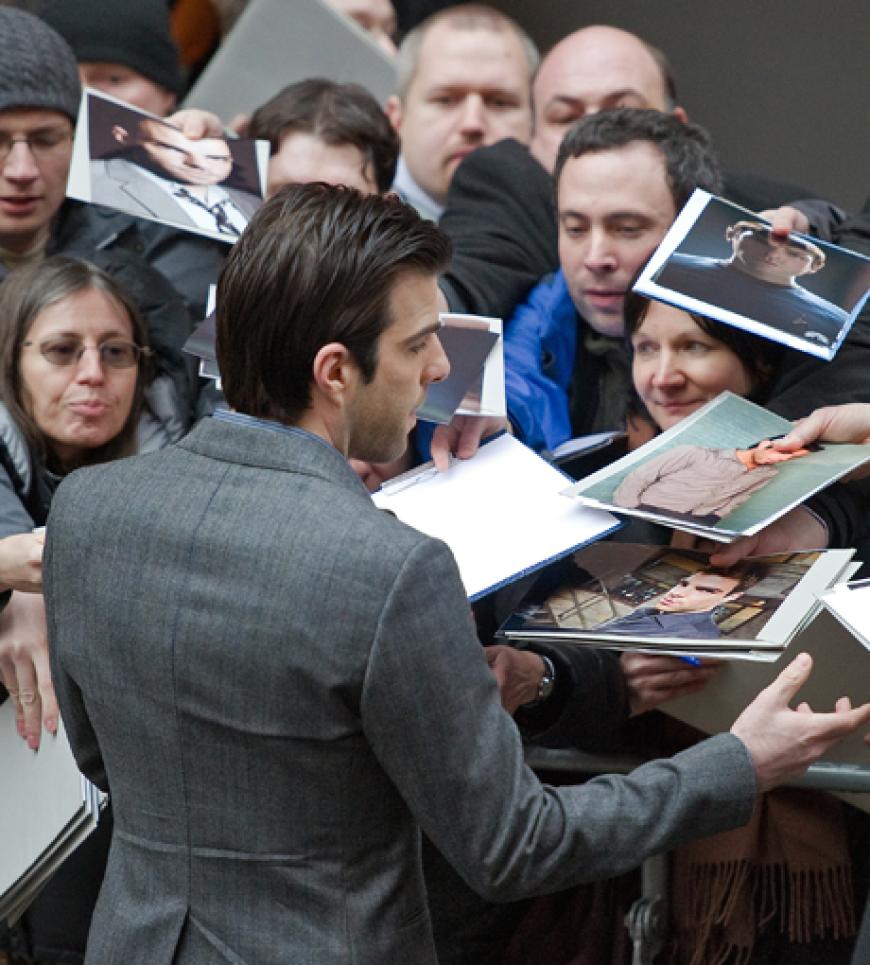 Draußen warten die Fans in Scharen. Zachary Quinto schrieb schreibt fleißig Autogramme