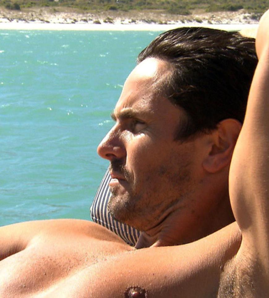 Während er auf die Ladies wartet, genießt Bachelor Jan das Bad in der Sonne