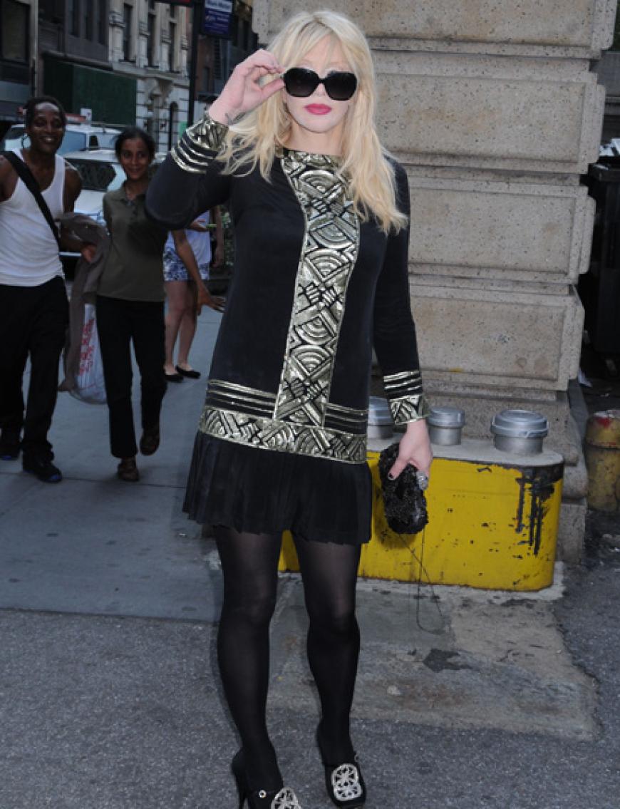 Und auch Rockröhre Courtney Love interessiert sich für Designermode