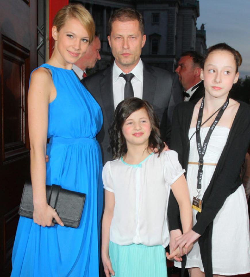 Schauspieler Til Schweiger brachte die halbe Familie mit: Freundin Svenja Holtmann und seine Tochter Emma mit Freundin Felicitas