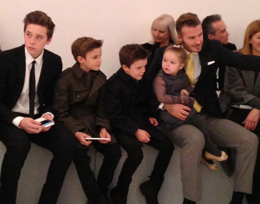 Großfamillie: Am Sonntag, 9. Februar 2014, saß die ganze Beckham-Familie in der erste Reihe der Fashion Week in Paris. Der Grund: Victoria Beckham präsentierte dort ihre neue Herbst-/Winter-Kollektion 2014