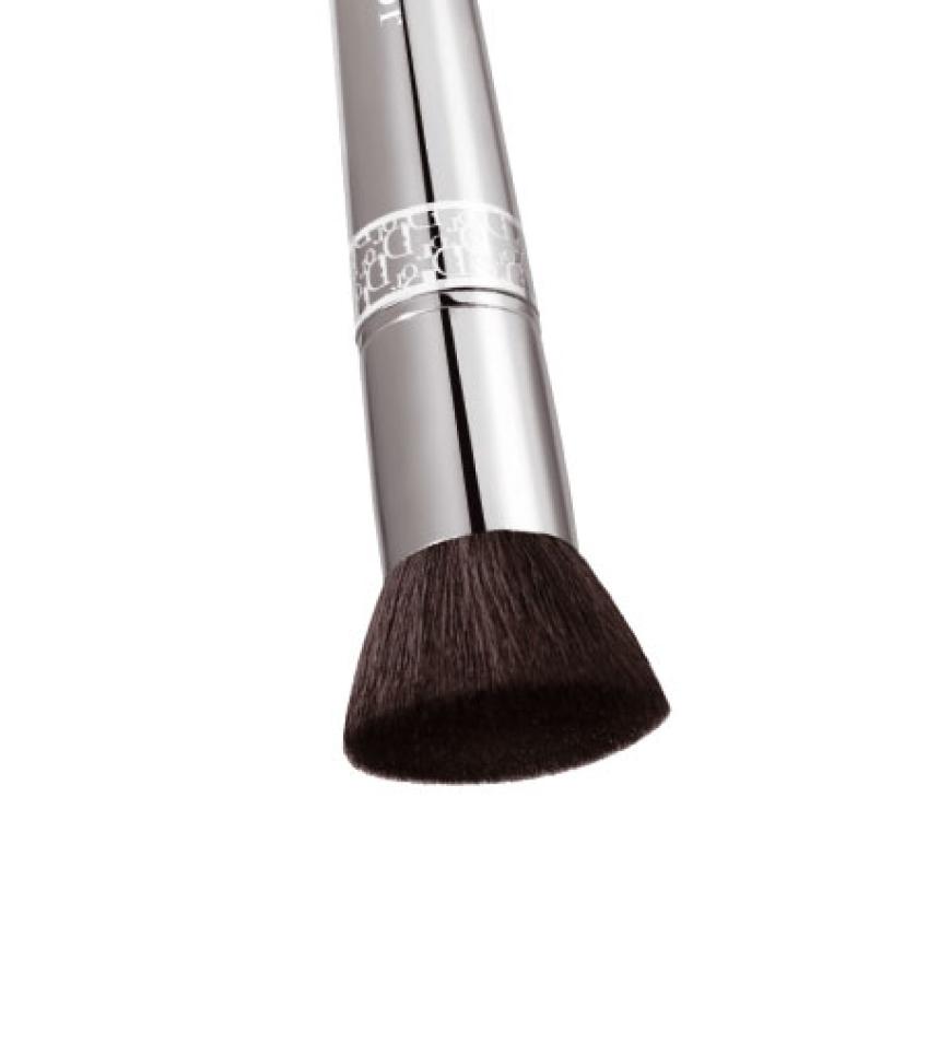 Puder: GroÃe Flächen
wie Gesicht, Hals und Dekolleté
er´halten mit dem
geraden Puder´-Pinsel von Dior, ca.
31 Euro, ein natür´liches Finish