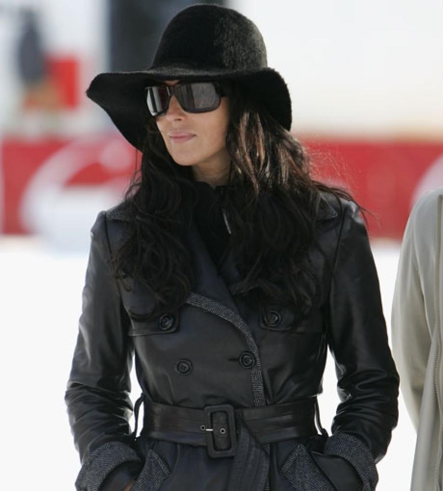 Under Cover in St. Moritz: Schauspielerin Monica Bellucci versteckt sich hinter schwarzer Sonnenbrille und Hut