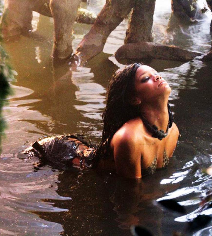 Rihanna räkelt sich als Reptil-Frau im Sumpf