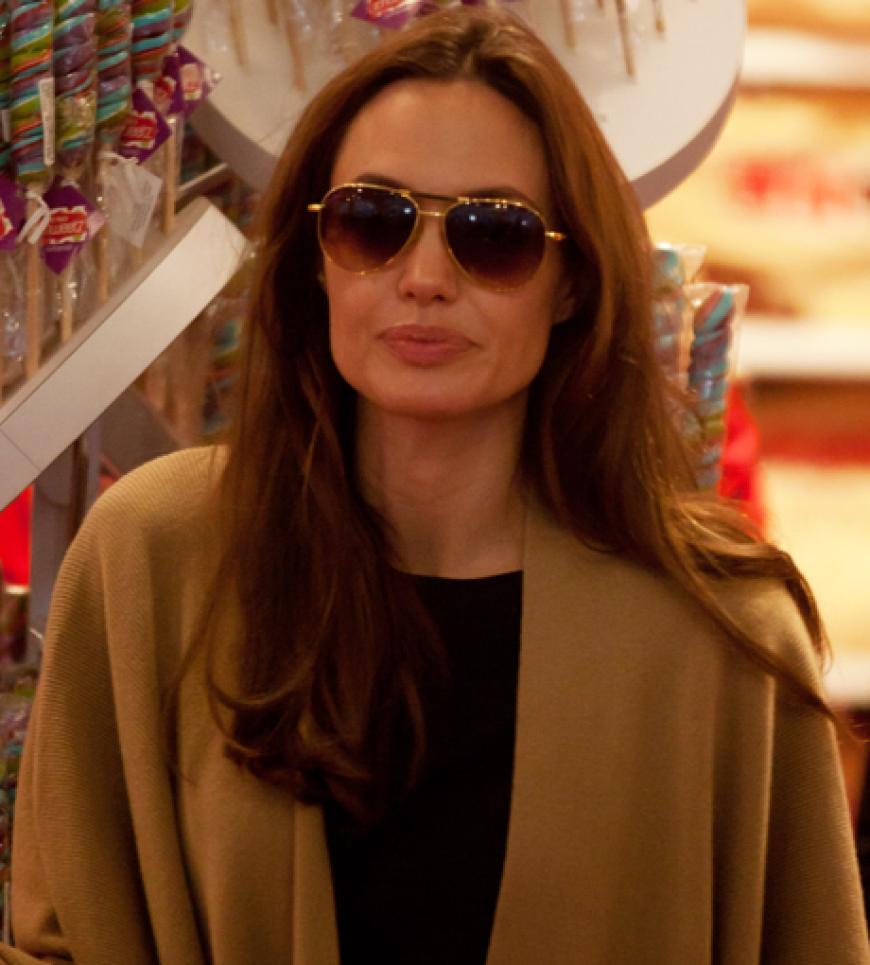 Hinter dicker Sonnenbrille versteckt sich Angelina Jolie. Tja, so ein Promi-Leben ist halt nicht immer einfach