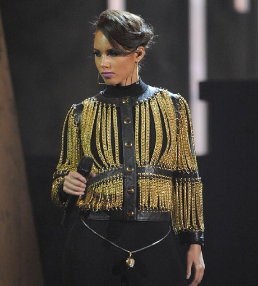 Alicia Keys im strengen Outfit