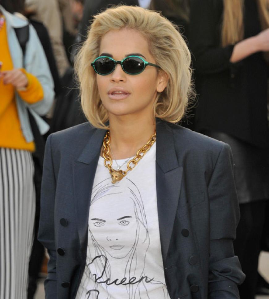 Rita ist ein Fan von Model Cara Delivigne und trägt ein T-Shirt mit ihrem Aufdruck