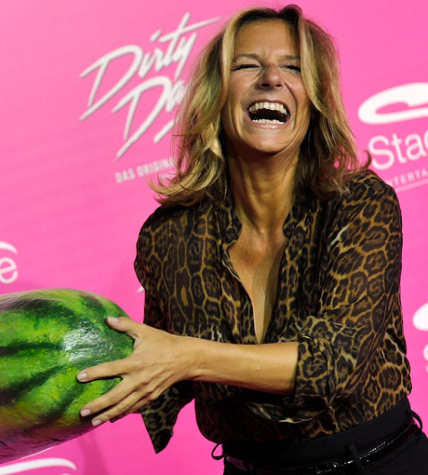 Kim Fisher freut sich, weil sie eine Melone trägt