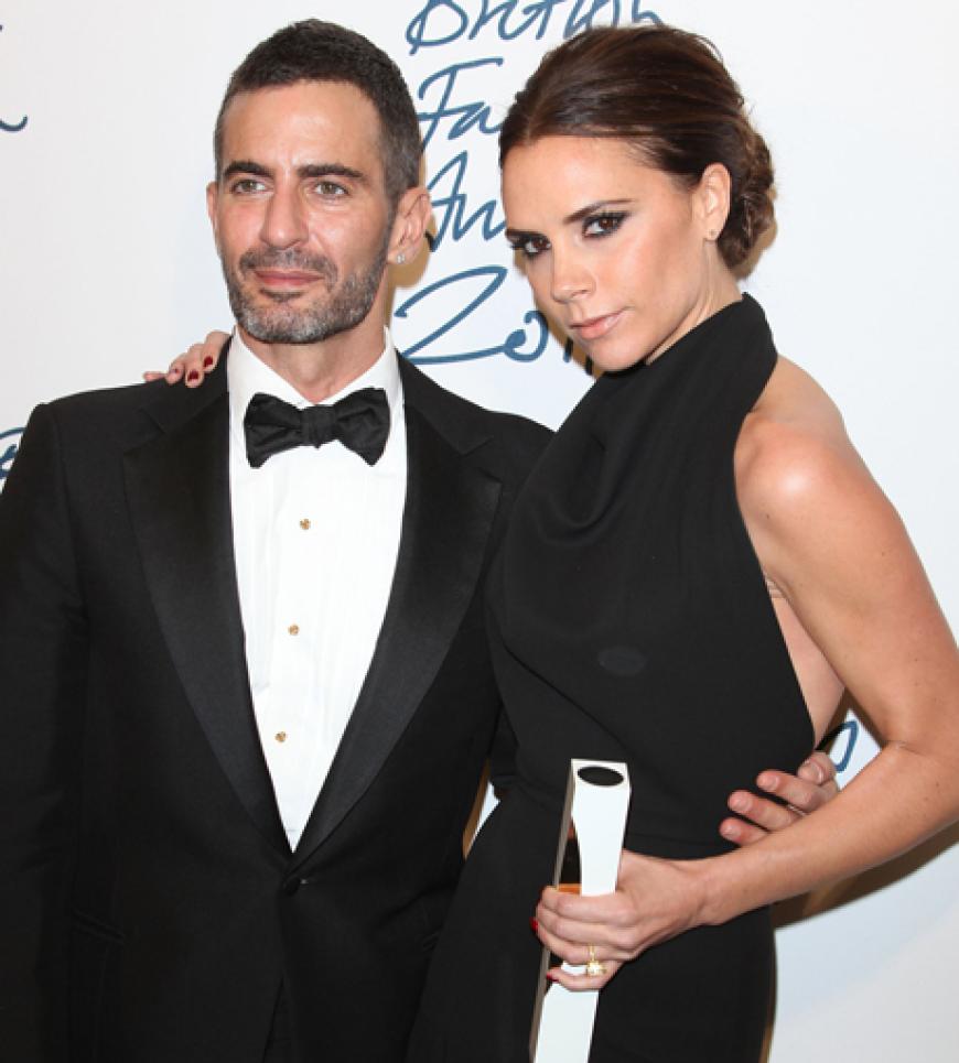 Am Montagabend, 28.112., stand London ganz im Zeichen von Fashion: Denn an der Themse wurden die British Fashion Awards 2011 vergeben. (Strahlende) Siegerin: Victoria Beckham. Sie durfte sich über eine Ehrung von Designer Marc Jacobs freuen, der ihr den Preis für die´
