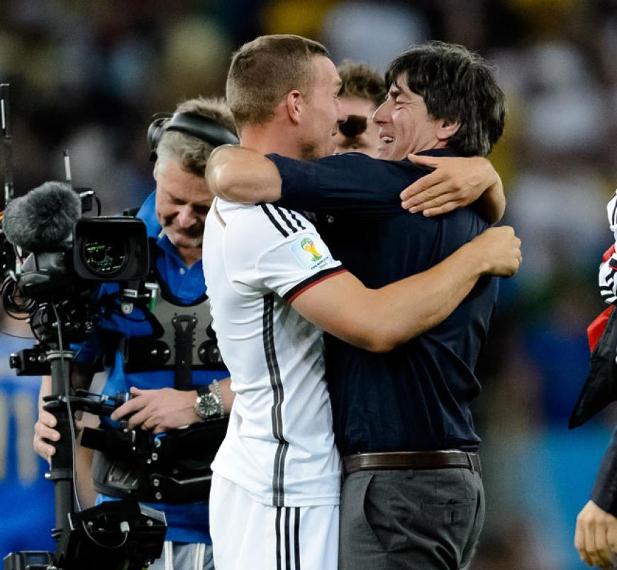 Poldi kriegt eine dicke Umarmung von Meister Jogi Löw. Schlaaaaaaand!