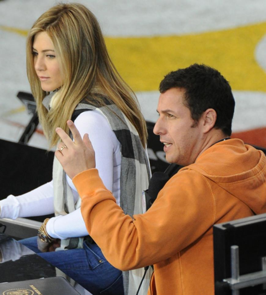 Versuchten sich als Stadion-Sprecher: Jennifer Aniston und Adam Sandler