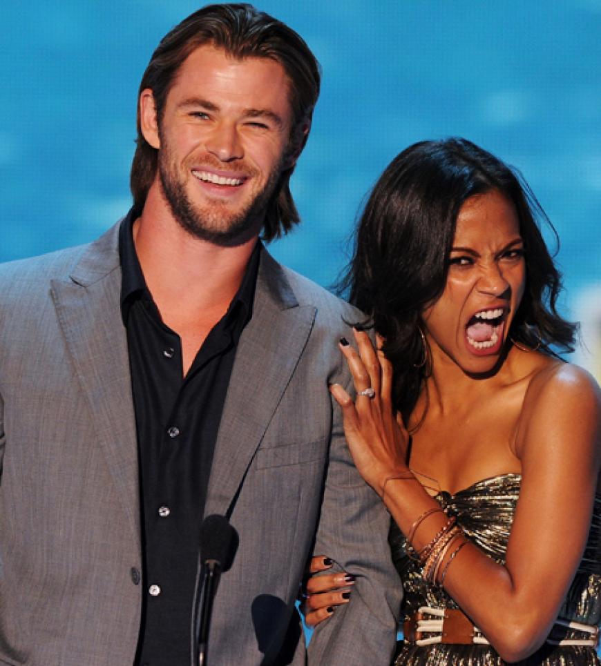 Zum Anbeißen fand Zoe Saldana auch ihren Kollegen Chris Hemsworth, mit dem sie eine Laudatio hielt
