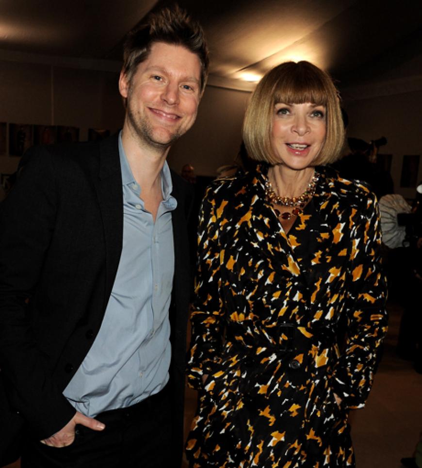 US Vogue Chefredakteurin Anna Wintour gratuliert Burberry Chefdesigner Christopher Bailey zur gelungenen Show