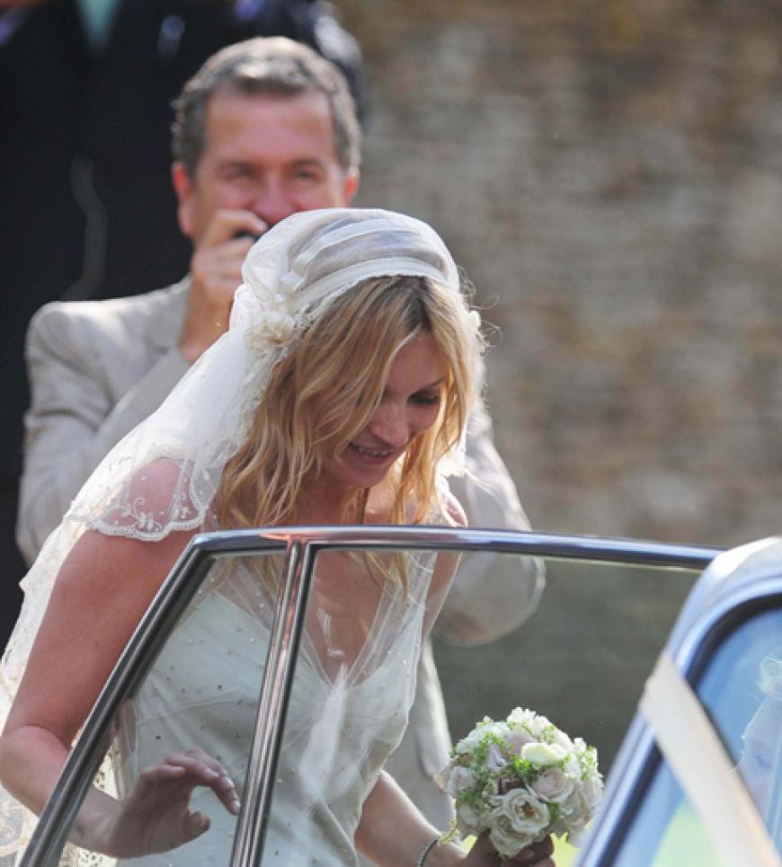 Hier entschwinden Kate und Jamie - ein besonderer Moment, den Starfotogarf Mario Testino (im Hintergrund) natürlich festhält