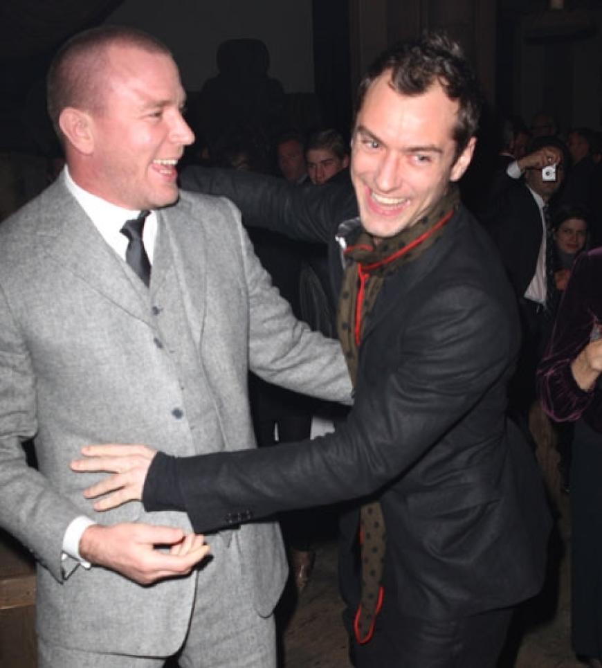 Jude Law und Guy Ritchie verstehen sich blendend. Bei der Weltpremiere hatten sie viel Spaß