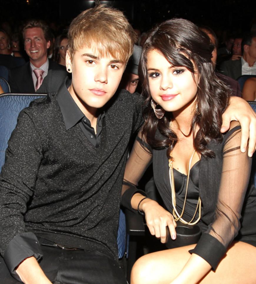 Und auch bei den Hollywood-Jungstars gibt es schon erste Paare: Justin Bieber und seine Freundin Selena Gomez sind schwer verliebt