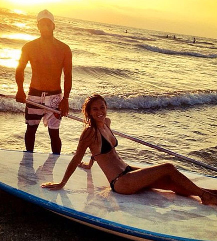 Model Bar Refaeli gehört wohl zu den fleißgisten VIP-Twitterern. Die Schönheit postet am liebsten Bilder von sich im Bikii