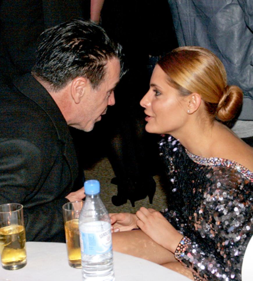 Die Schauspielerin ist die neue Frau an der Seite von Grusel-Rocker Till Lindemann. Aber auch ihre Mutter Mutter Simone beweist, dass eine Beziehung mit einem großen Altersunterschied funktionieren kann: Sie ist seit zwei Jahren mit einem 19-Jahre jüngeren Mann liiert.