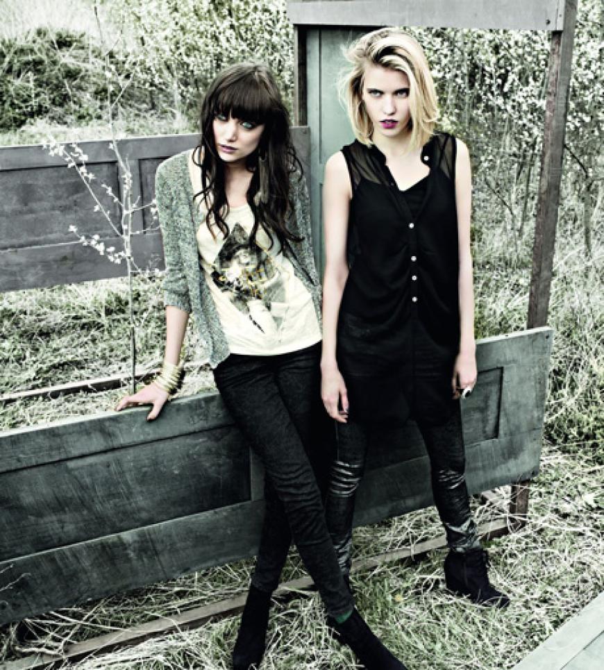Coole Print-Shirts, bedrucktes Denim und Biker-Jeans gehören genauso zur QS by s.Oliver Kollektion wie wärmender Strick und feminine Kleider